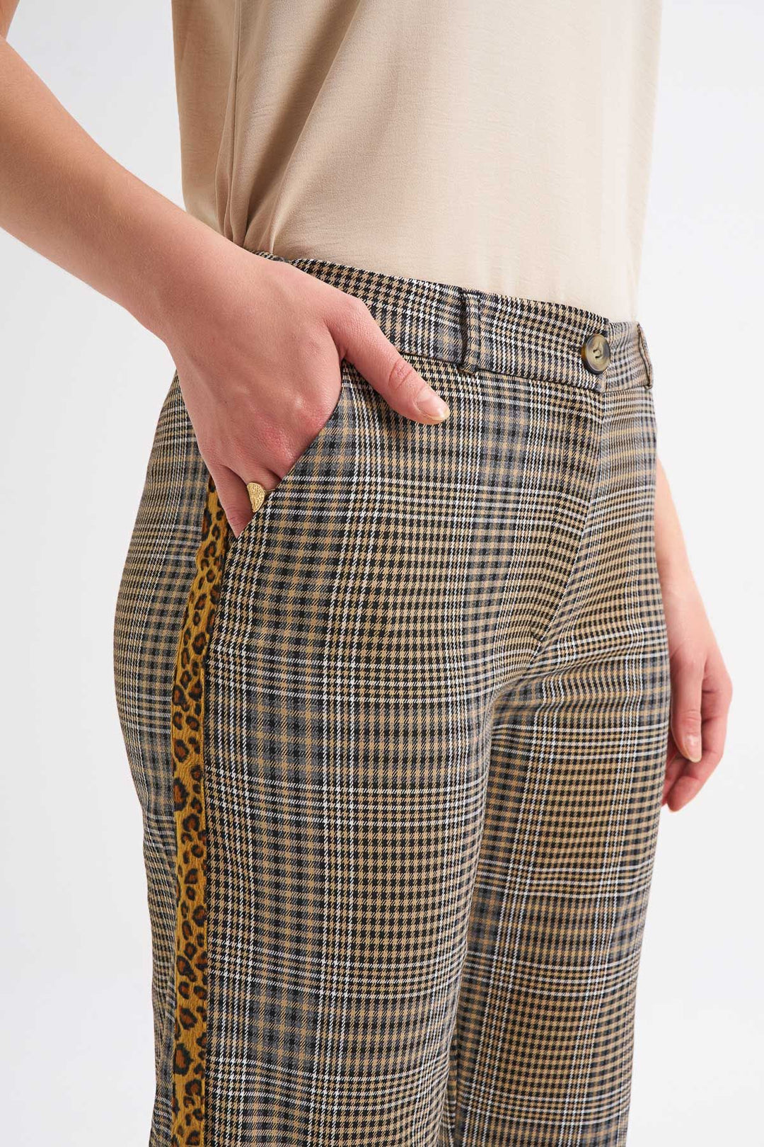 Şerit Detaylı Çizgili Pantolon Siyah