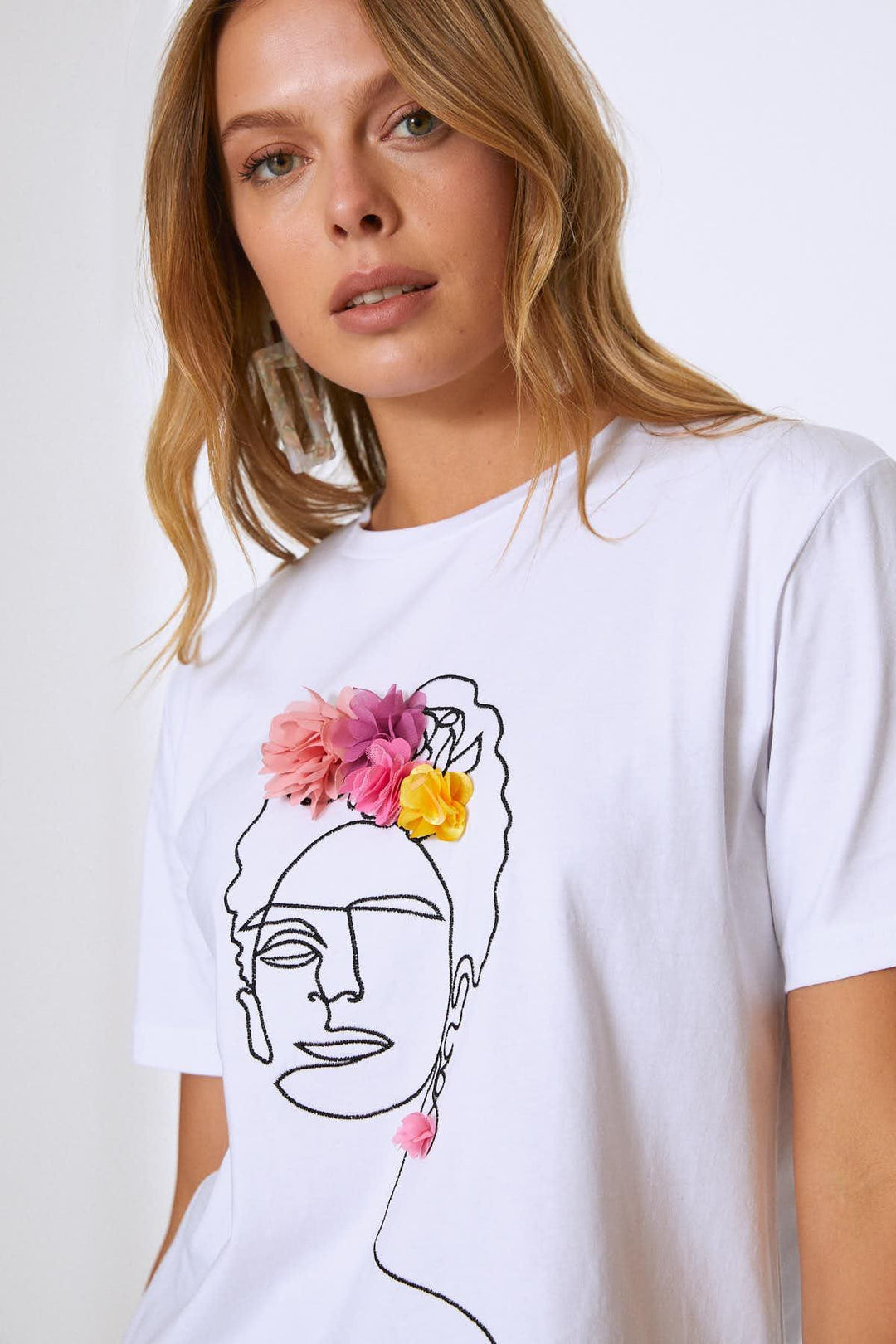 Nakışlı Aksesuar Detaylı Tişört Beyaz