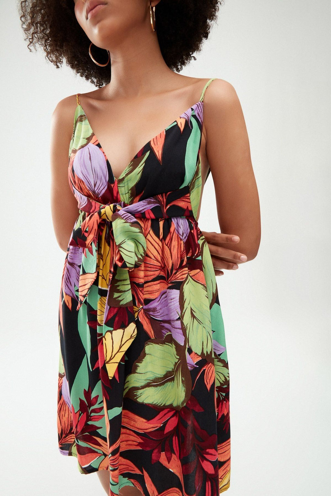 Desenli Askılı V Yaka Mini Elbise Siyah