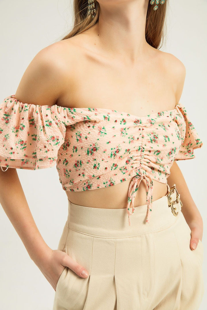 Çiçek Detaylı Büzgülü Crop Bluz Somon
