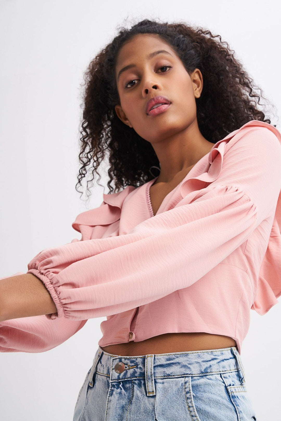 Önü Düğmeli V Yaka Fırfırlı Bluz Gül