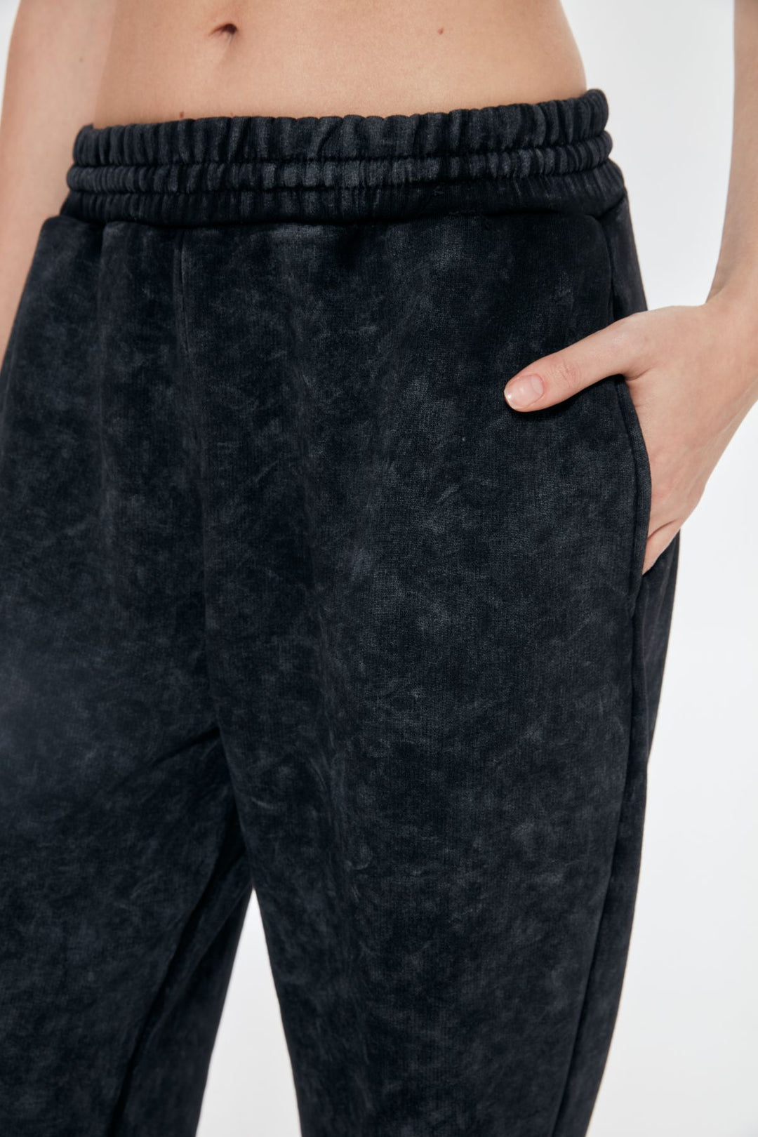 Eskitme Detaylı Lastikli Eşofman Siyah