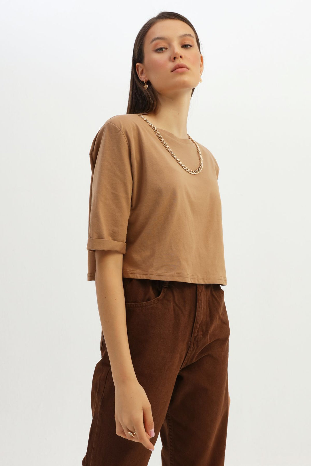 Vatkalı Zincir Aksesuarlı Crop Tişört Kahverengi