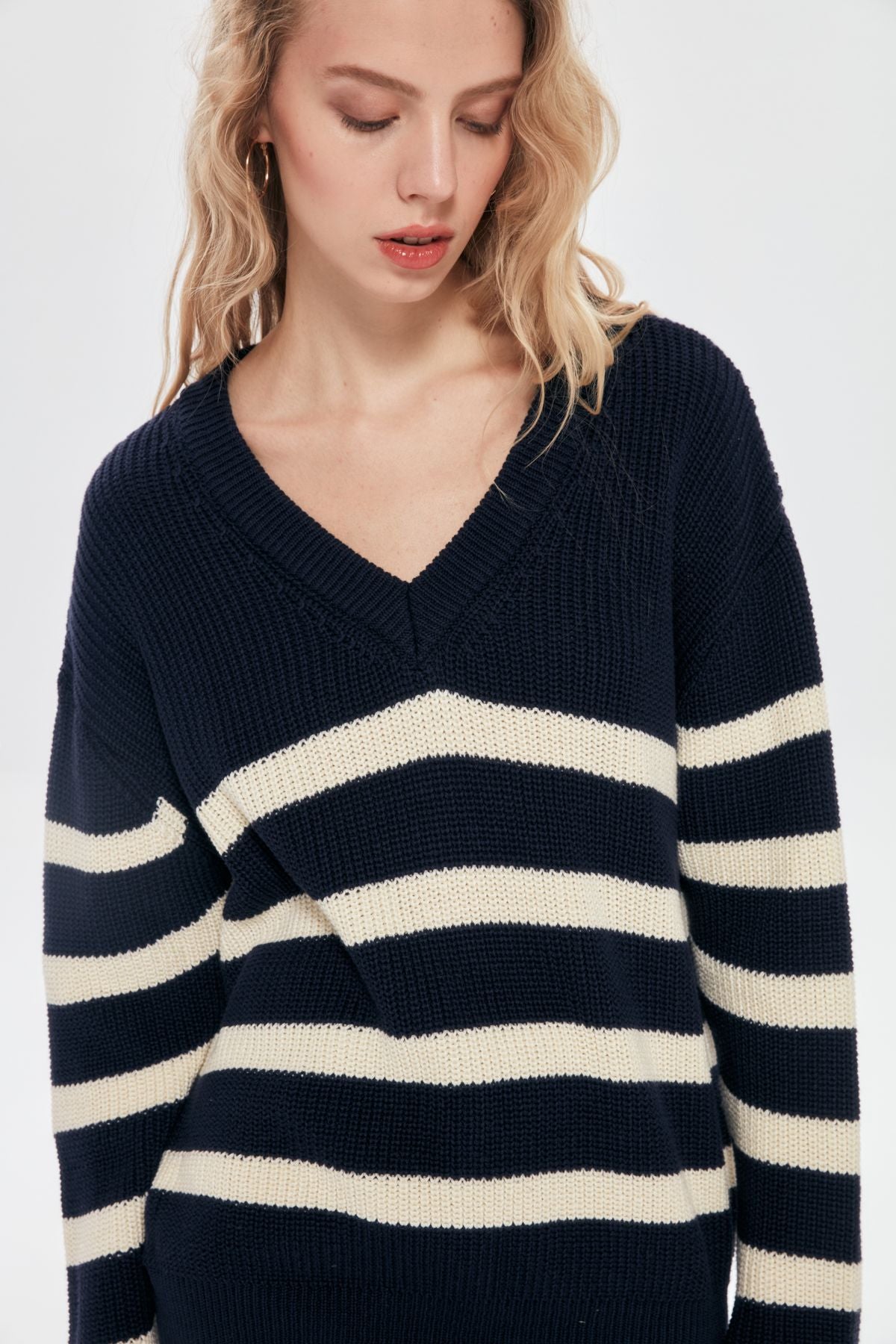 V-Neck Striped Knitwear Sweater Navy Blue-Ecru
