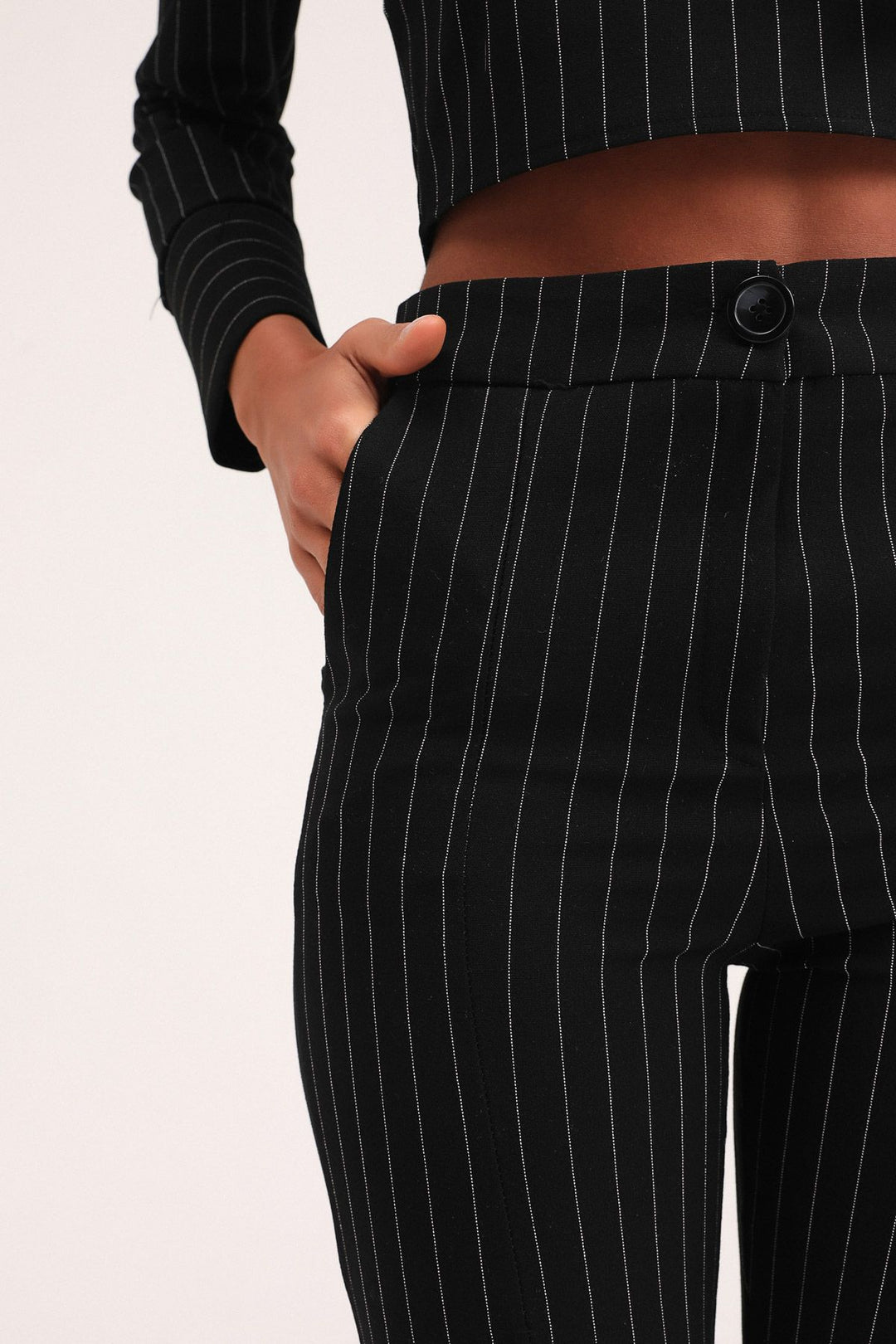 Paçası Yırtmaçlı Çizgili Pantolon Siyah