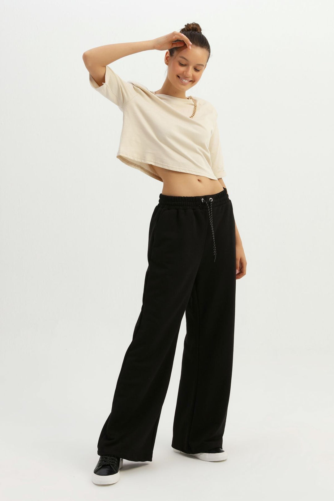 Vatkalı Zincir Aksesuarlı Crop Tişört Açık Bej