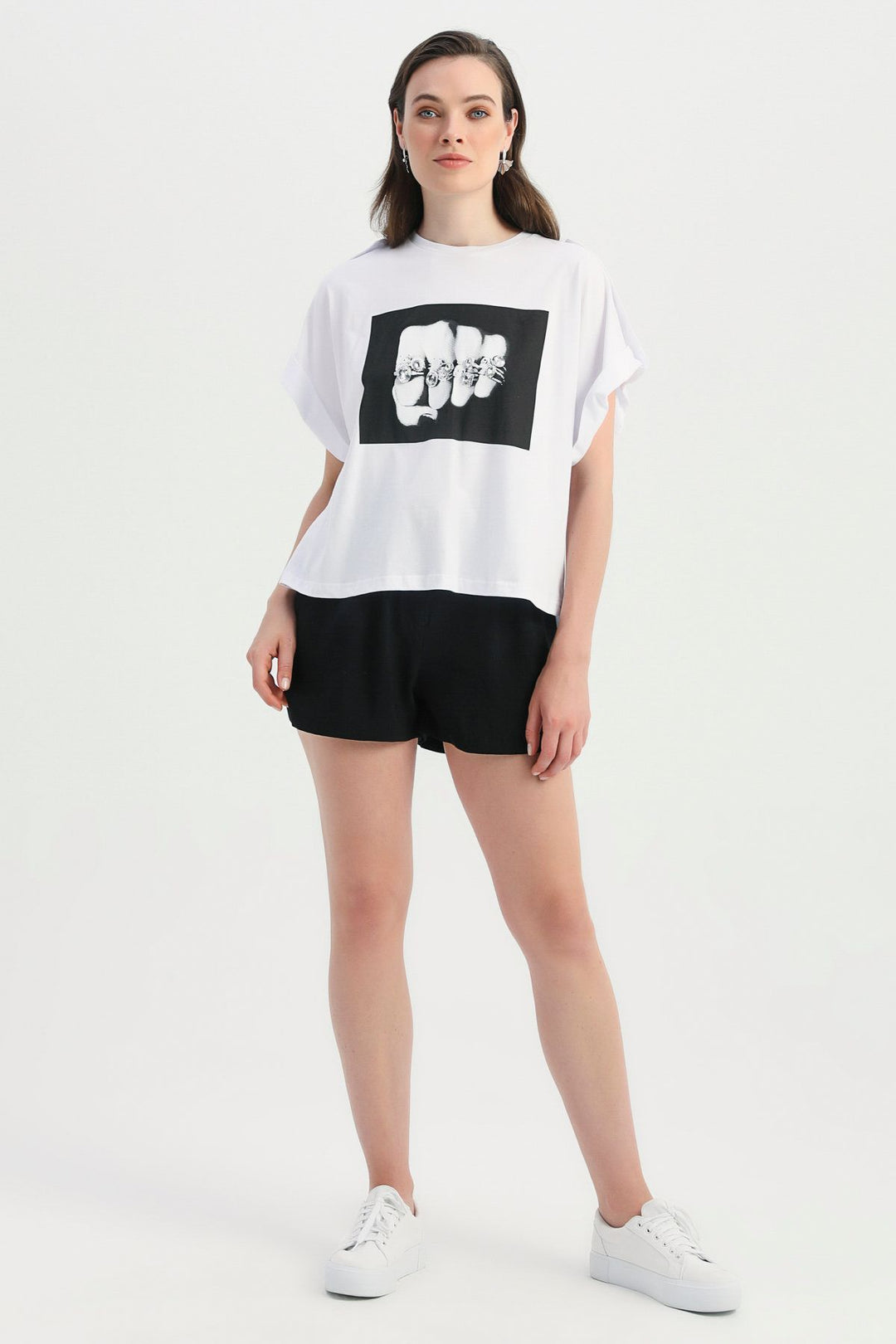 Apoletli Aksesuar Detaylı Baskılı Tişört Beyaz