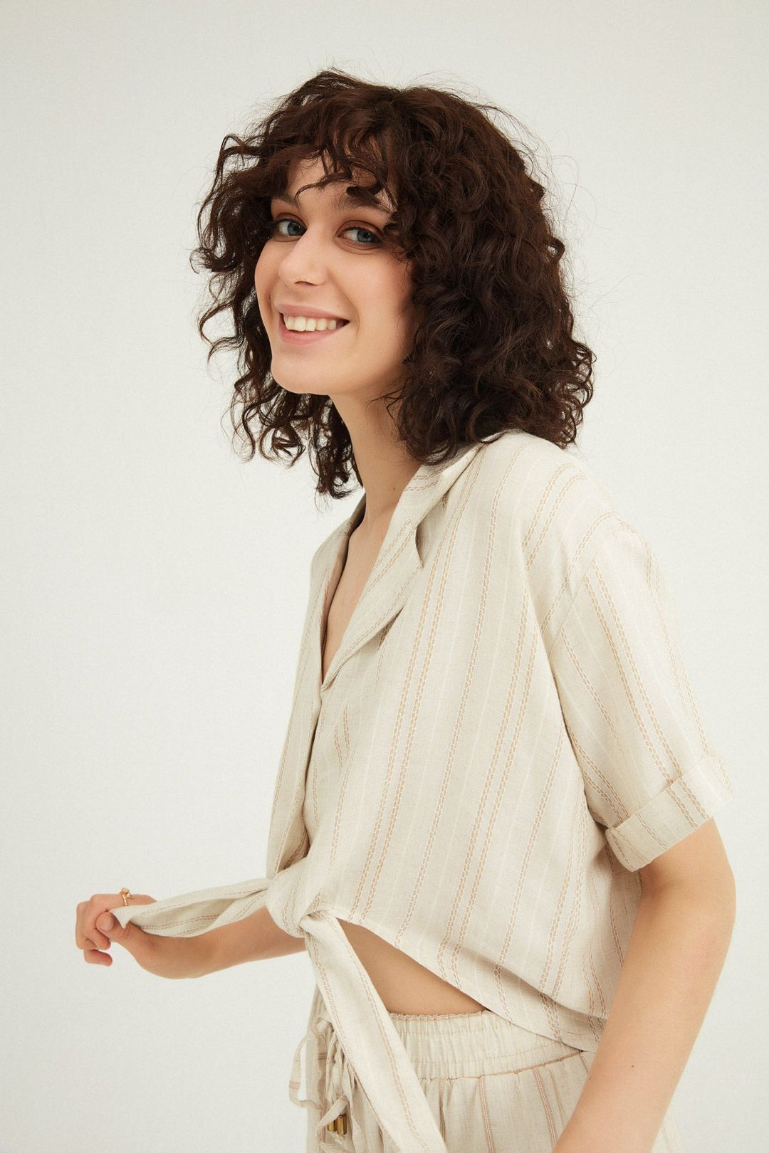 Önü Bağlamalı Keten Bluz Bej