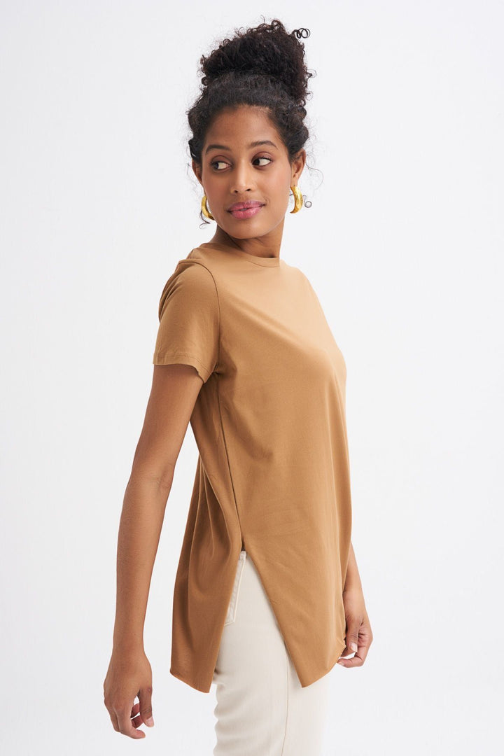 Bisiklet Yaka Yanı Yırtmaçlı Tişört Kahverengi