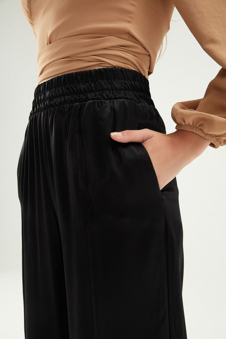 Beli Lastikli Saten Pantolon Siyah