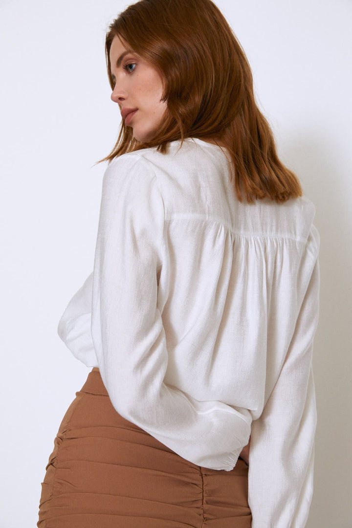 Beli Büzgülü Bağlamalı V Yaka Gömlek Ekru