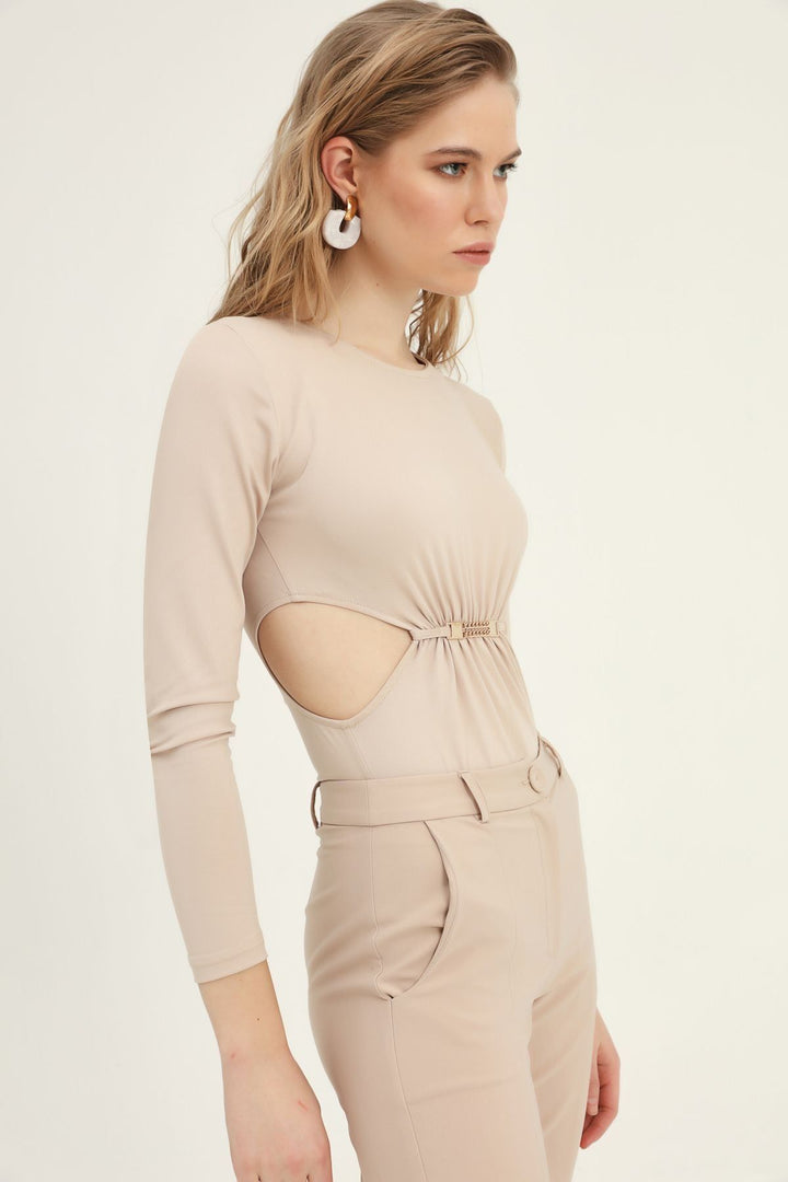 Dekolte Detay Aksesuarlı Bodysuit Bej