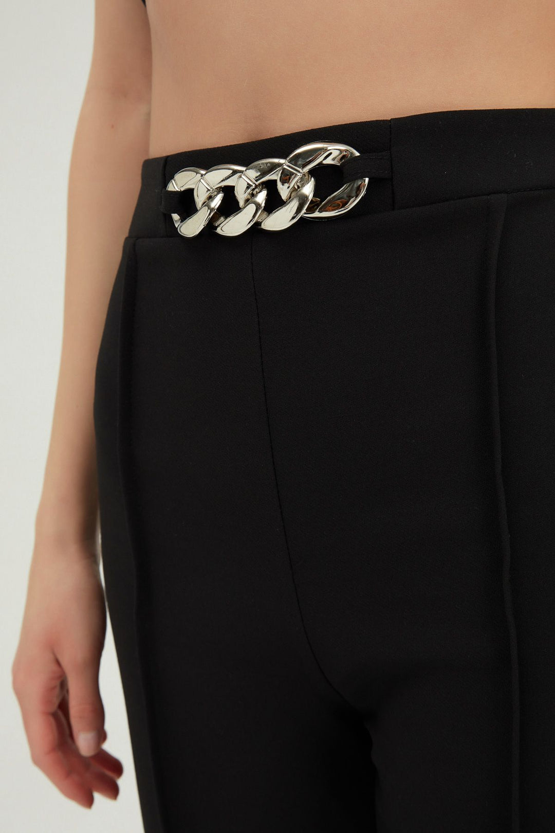 Beli Zincir Detaylı Pantolon Siyah