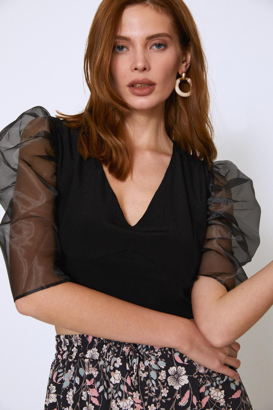 Kolları Organze V Yaka Crop Bluz Siyah
