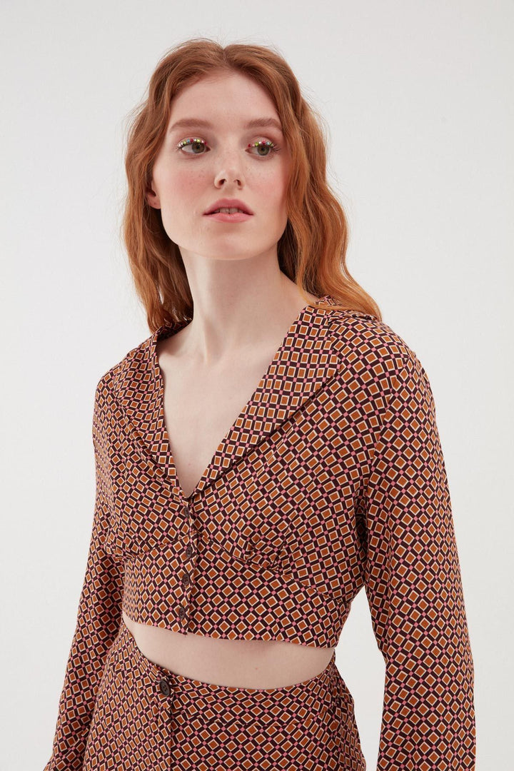 Desenli Dekolteli Crop Gömlek Kahverengi