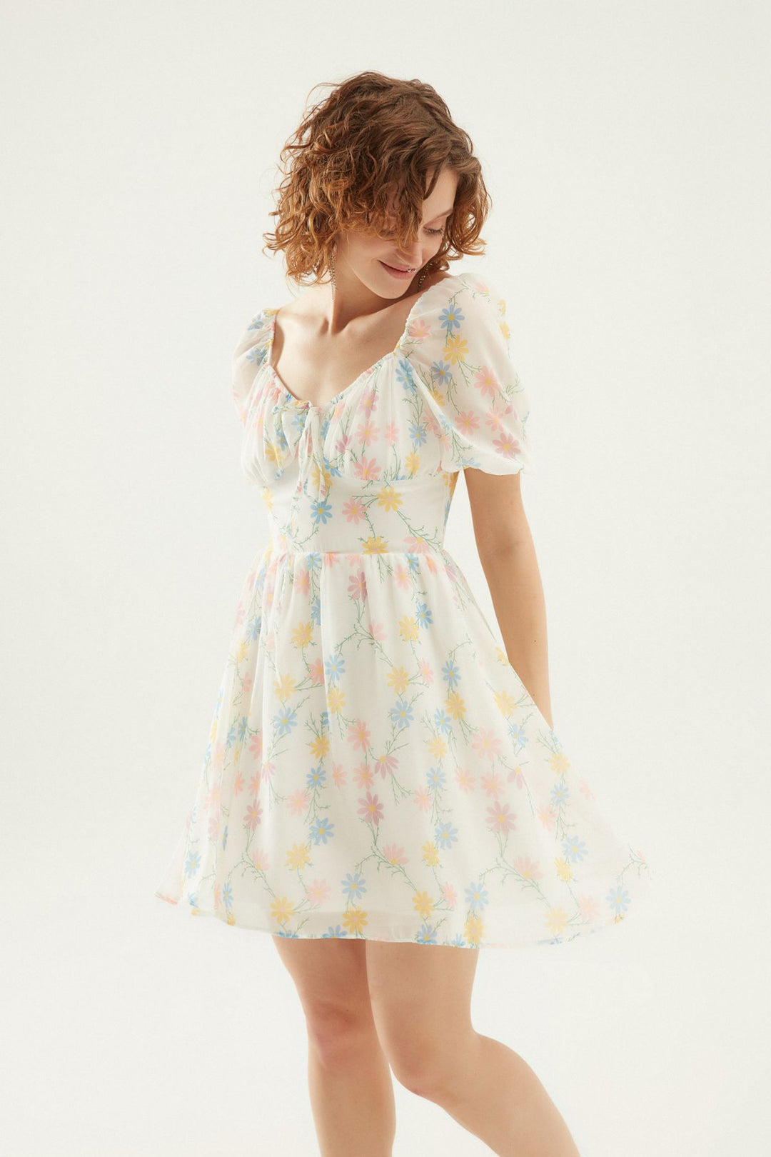 Çiçek Desenli Düşük Omuz Elbise Beyaz