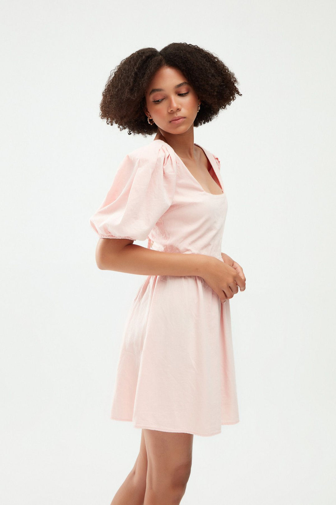 Balon Kol Dekolteli Vatkalı Elbise Pudra