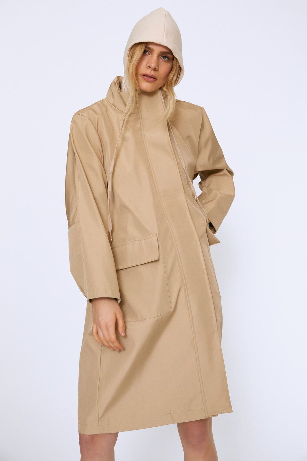 Arkası Baskılı Kapüşonlu Uzun Trençkot Bej
