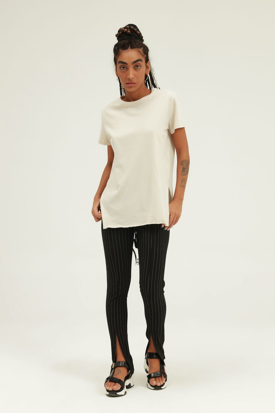 Bisiklet Yaka Yanı Yırtmaçlı Tişört Bej