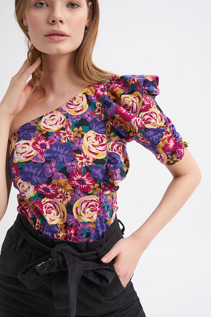 Çiçek Desenli Tek Omuz Fırfır Detaylı Bluz Mor