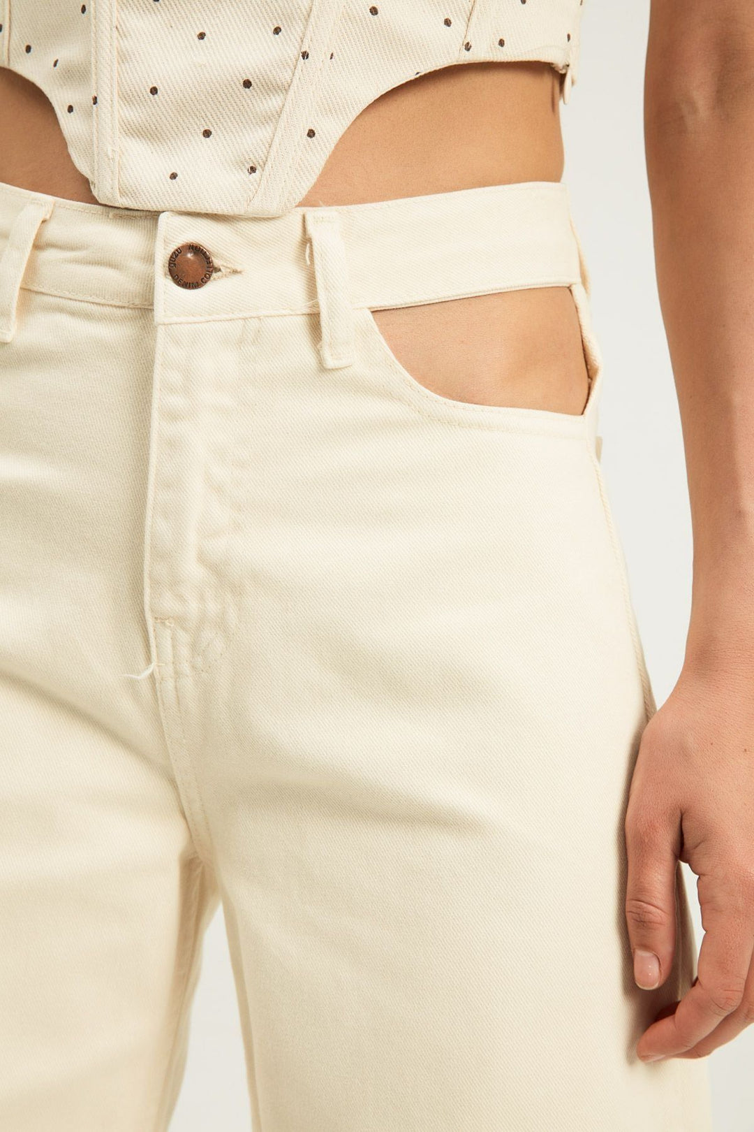 Decollete Detailed Mom Jean Bone