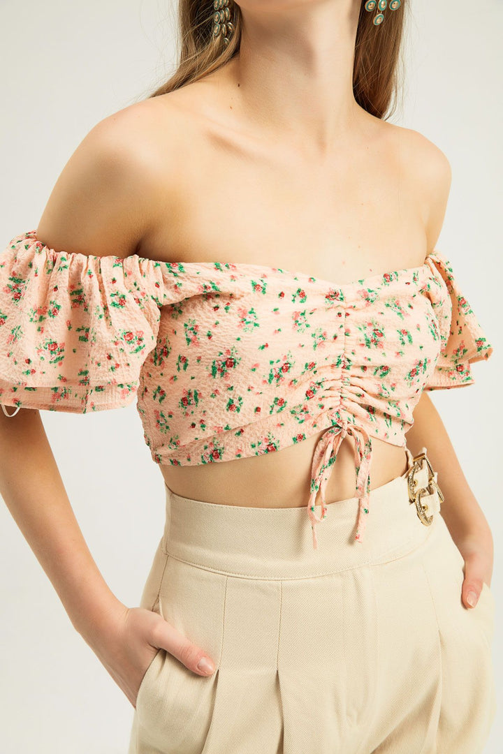 Çiçek Detaylı Büzgülü Crop Bluz Somon