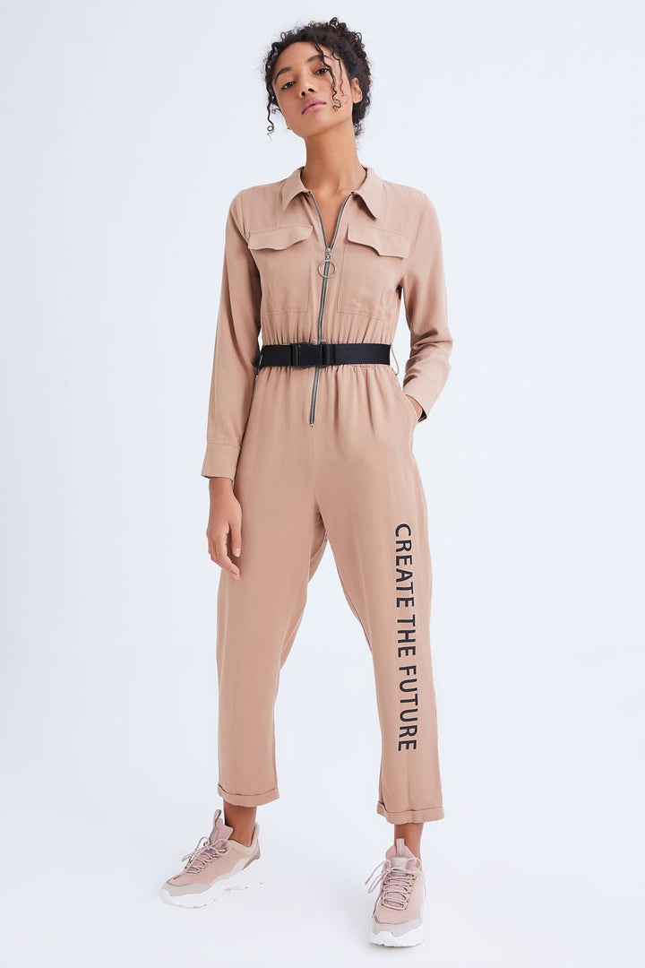 Kemerli Yazı Detaylı Tulum Camel