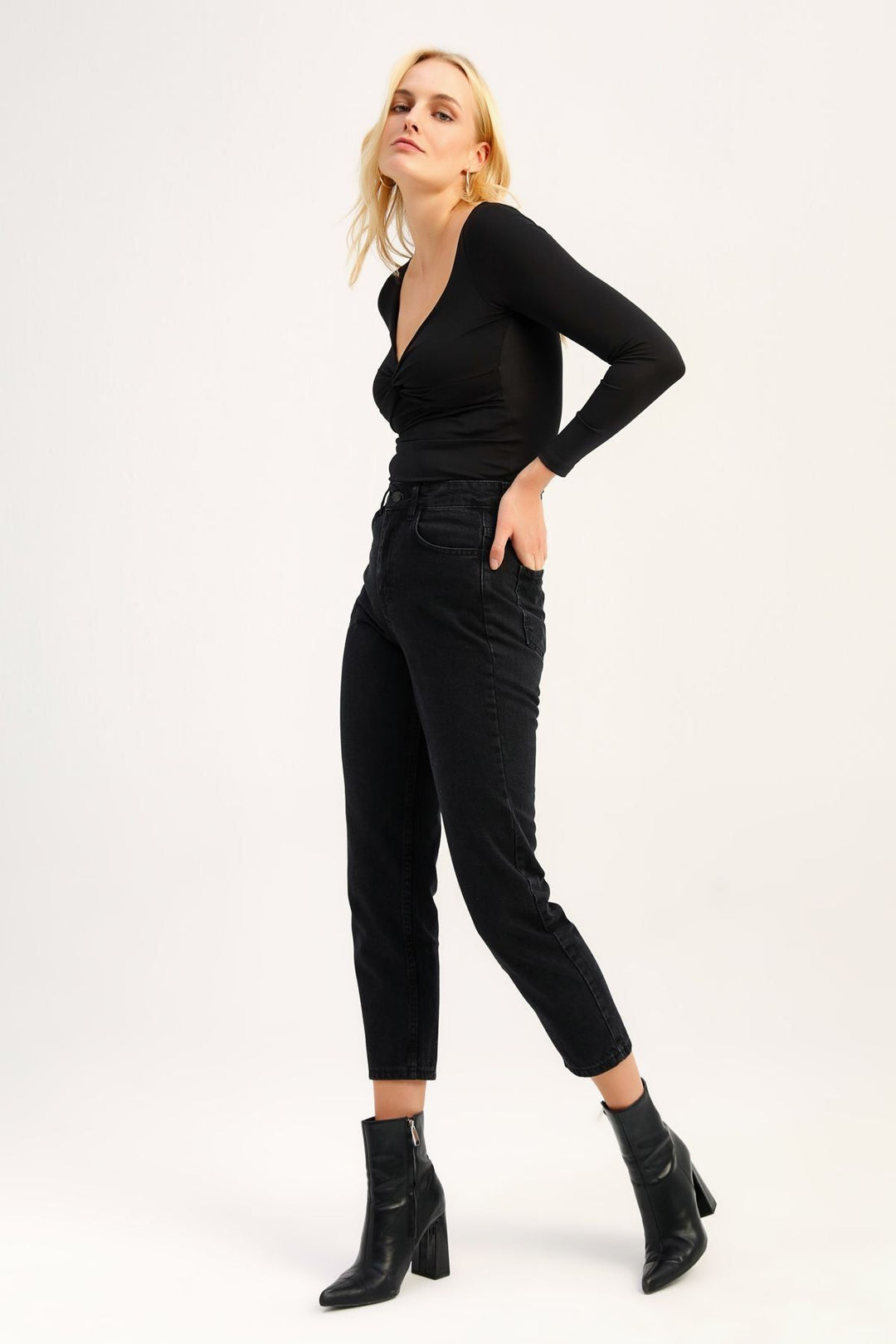 Büzgülü V Yaka Bodysuit Siyah