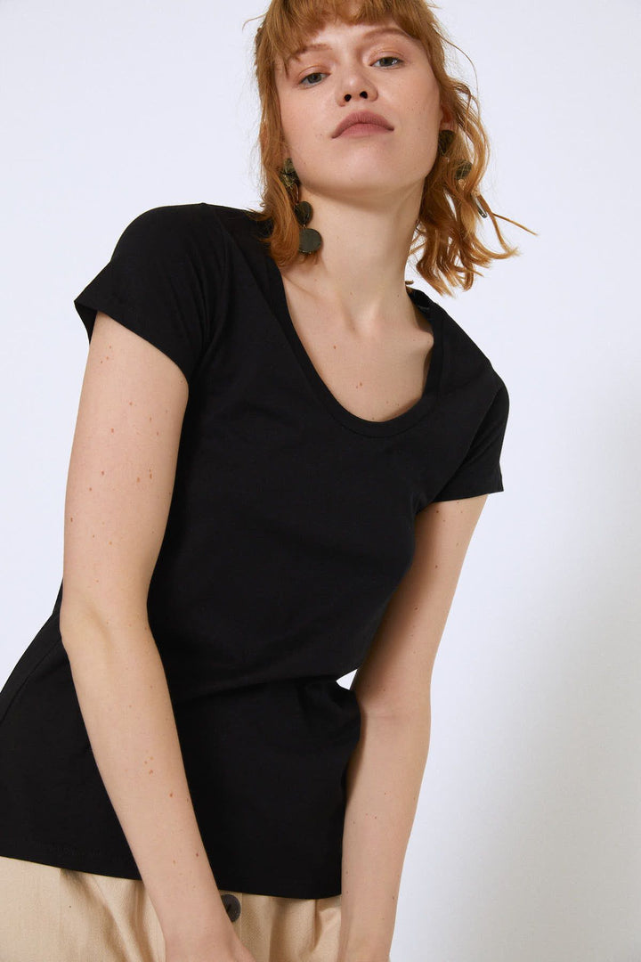 Geniş Yaka Basic Tişört Siyah