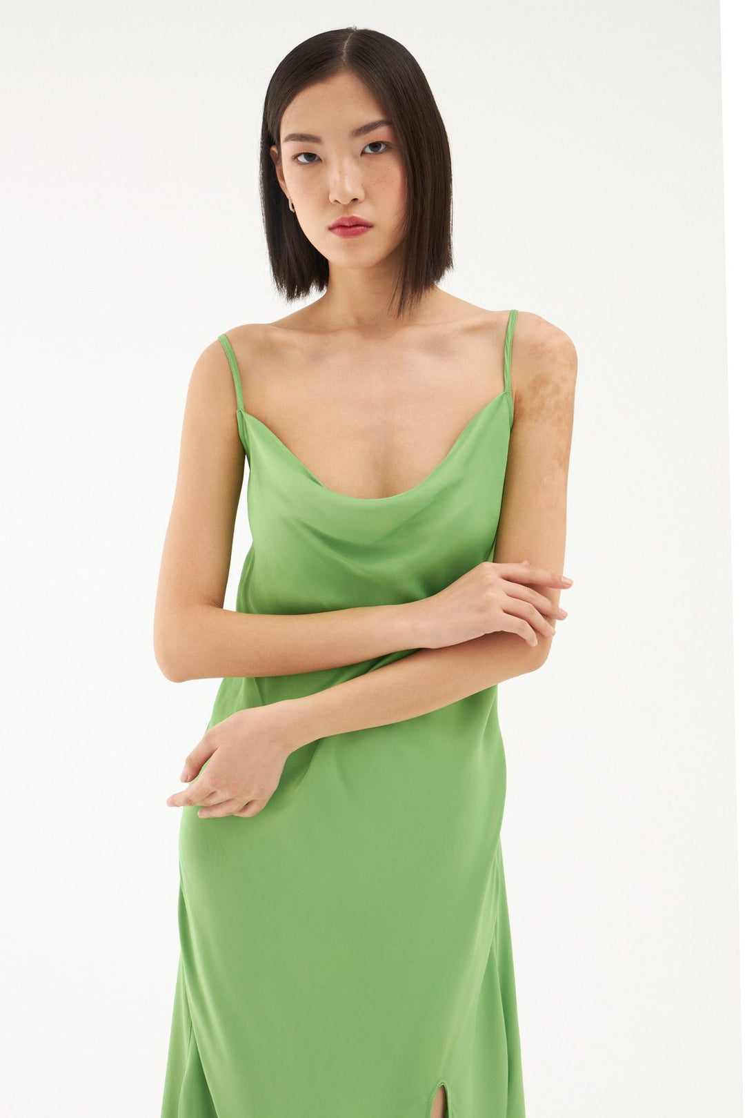 Degaje Yaka Yırtmaçlı Midi Boy Elbise Yeşil