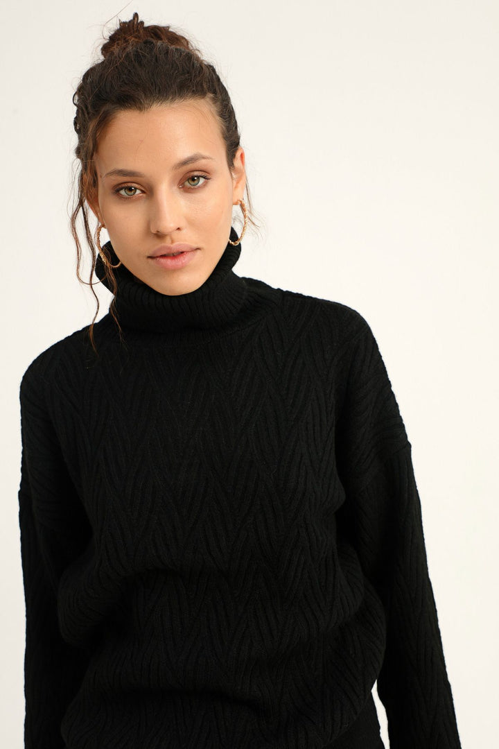 Desenli Boğazlı Kazak Siyah