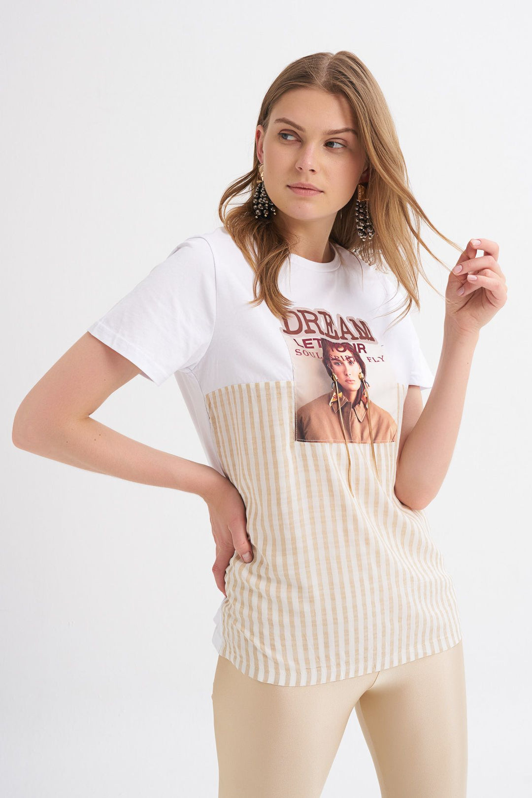 Garnili Baskılı Aksesuar Detaylı Tişört Beyaz