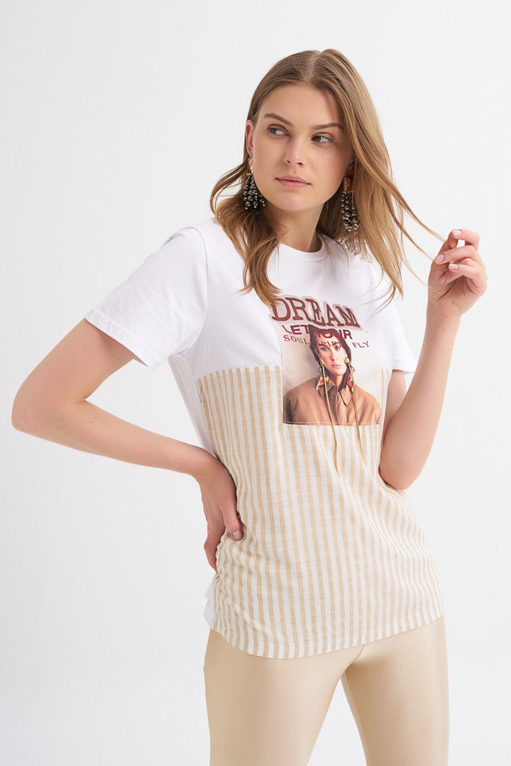 Garnili Baskılı Aksesuar Detaylı Tişört Beyaz