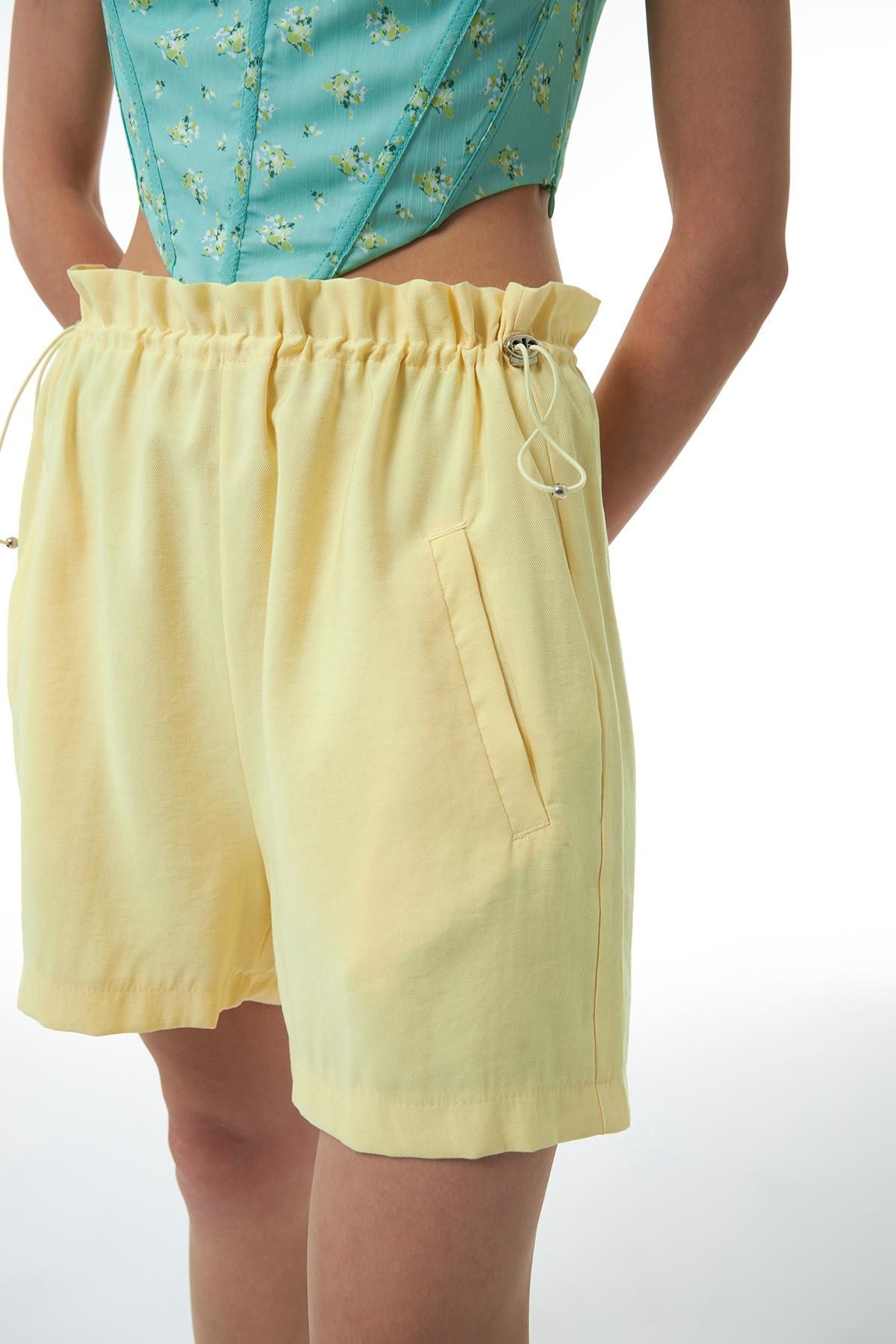Waist Pleated Shorts Yellow
