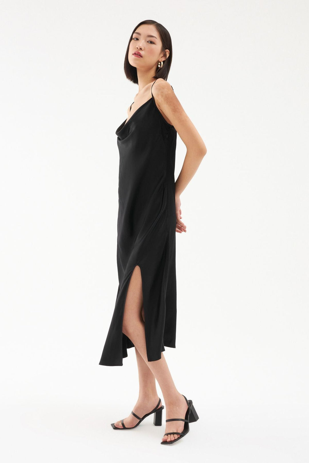 Degaje Yaka Yırtmaçlı Midi Boy Elbise Siyah