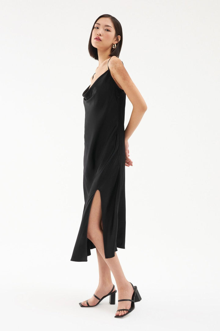 Degaje Yaka Yırtmaçlı Midi Boy Elbise Siyah