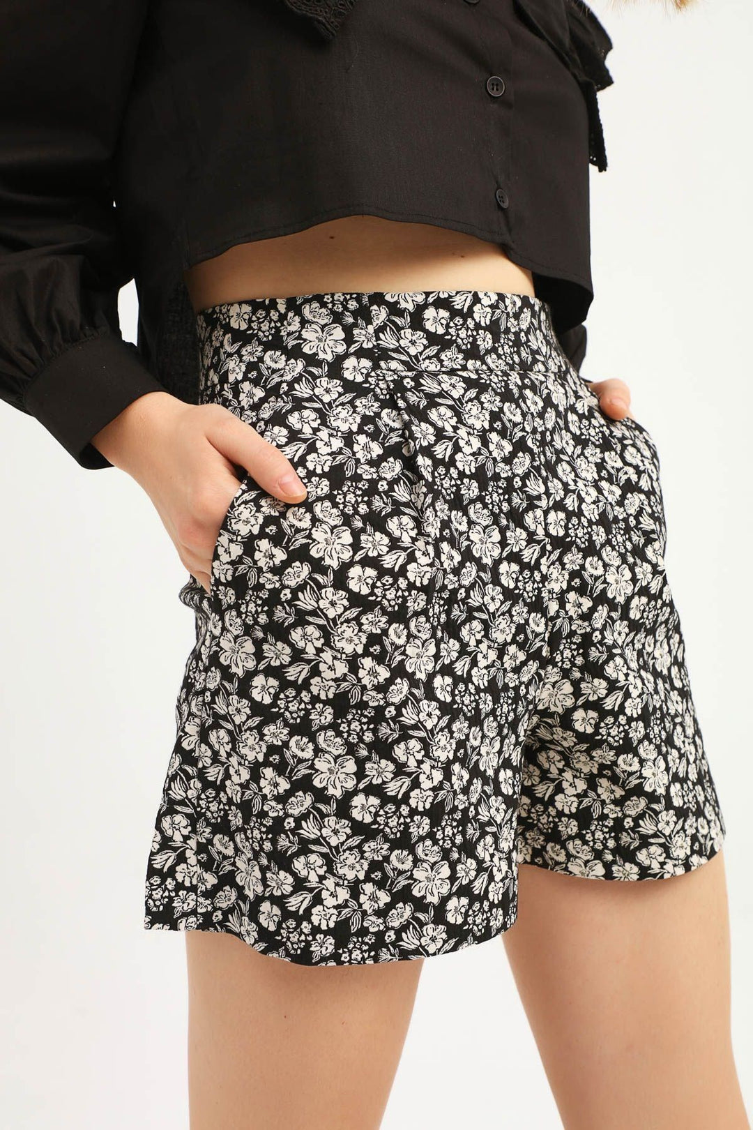 Çiçek Desenli Şort Siyah