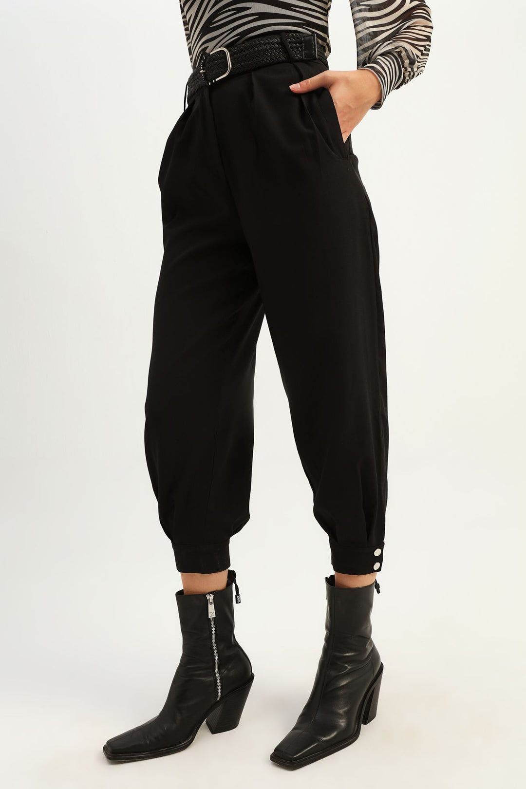 Kemerli Paçası Çıtçıtlı Pantolon Siyah