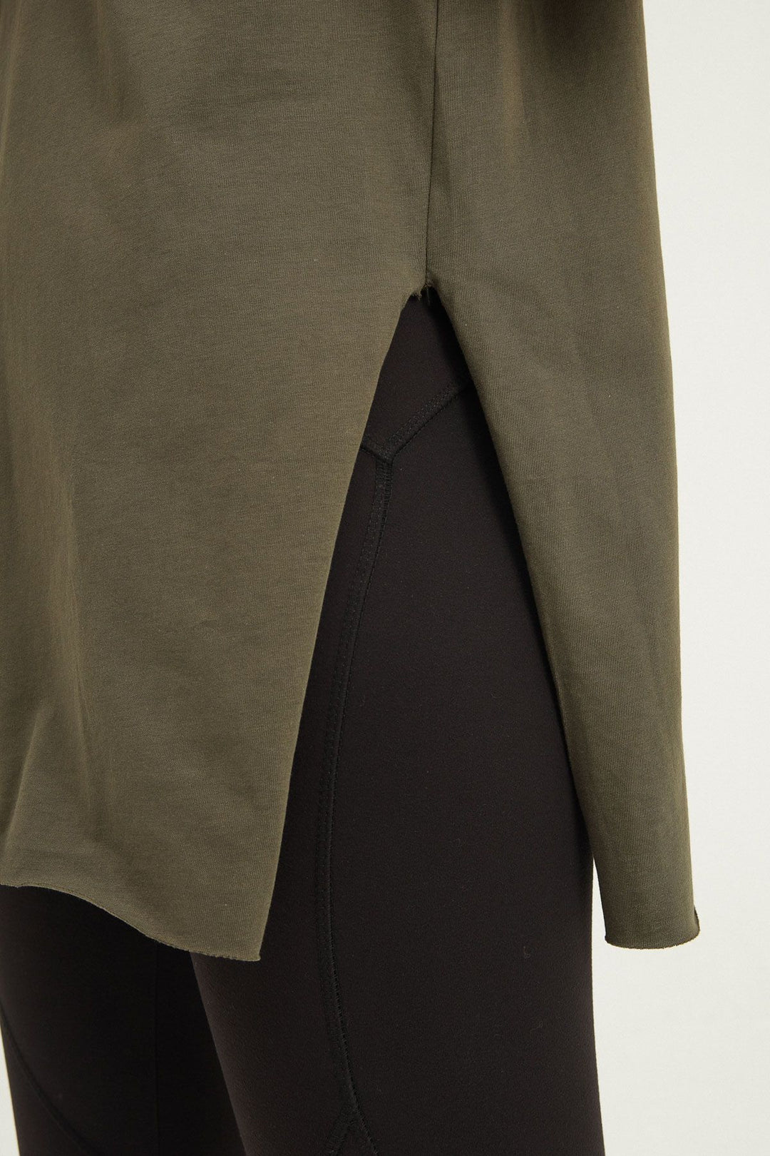 Bisiklet Yaka Yanı Yırtmaçlı Tişört Haki