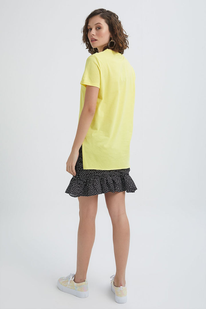 Bisiklet Yaka Yanı Yırtmaçlı Tişört Sarı