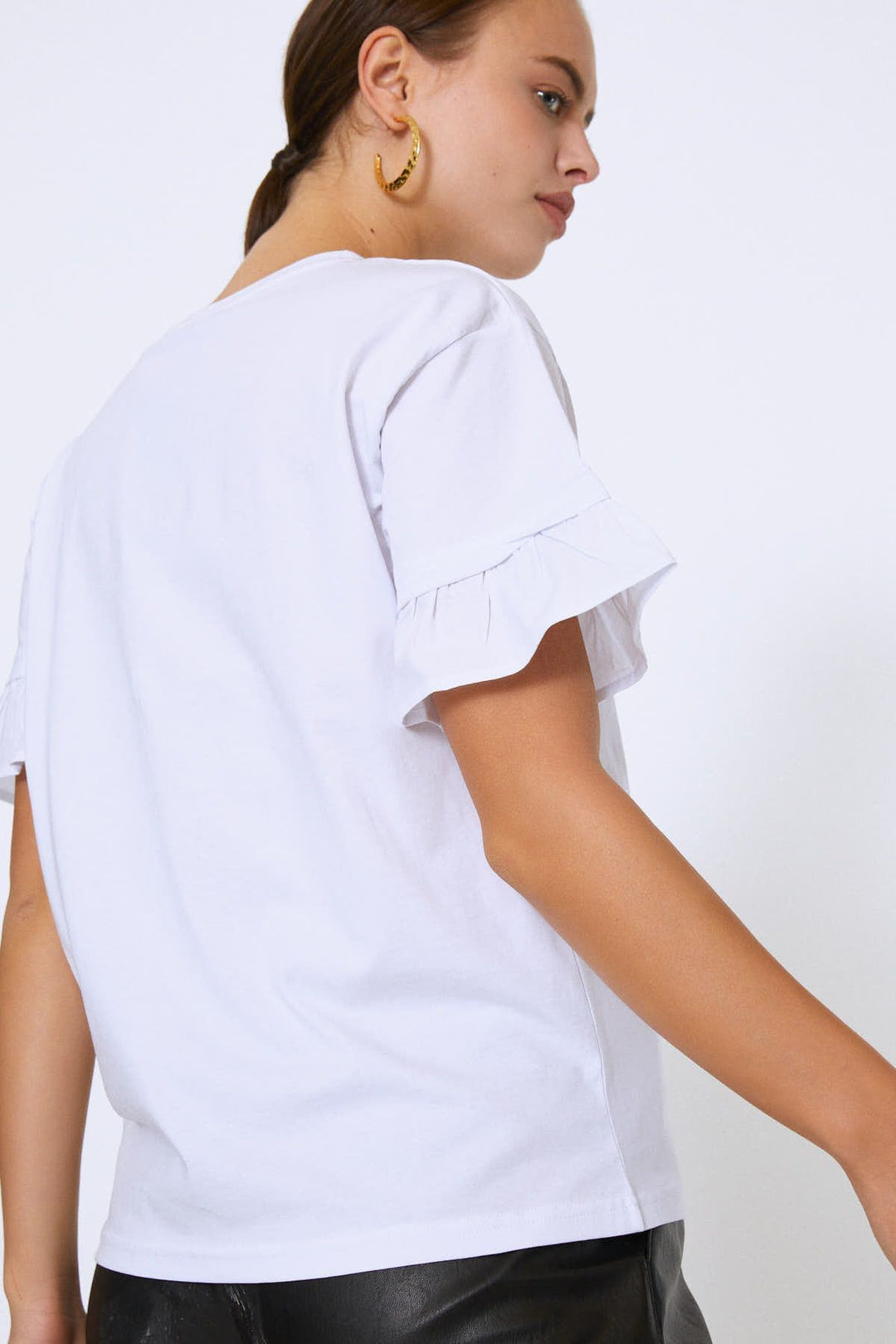 Önü Baskılı Kolları Fırfırlı Tişört Beyaz