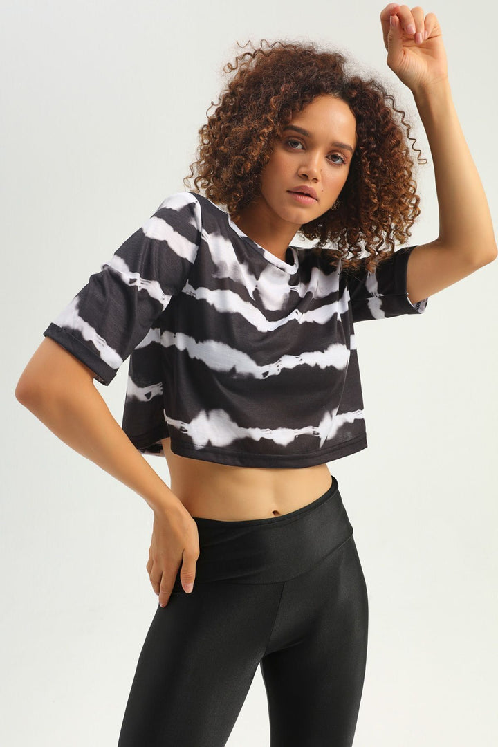 Desenli Vatkalı Crop Tişört Siyah