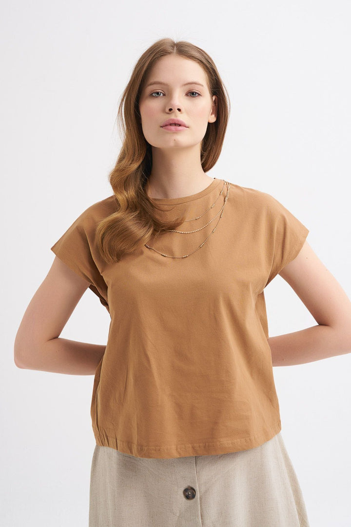 Necklace Accessory Detailed T-Shirt Brown