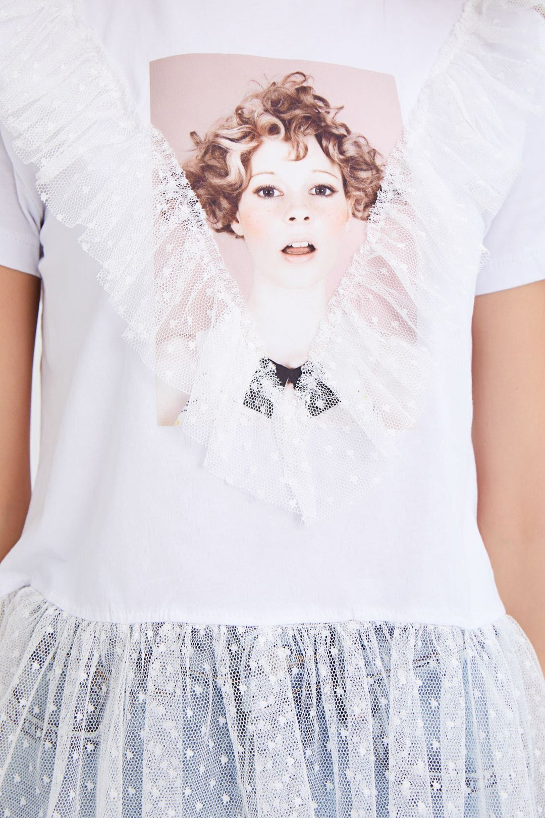 Etek Ucu ve Önü Tül Fırfır Detaylı Baskılı Tişört Beyaz