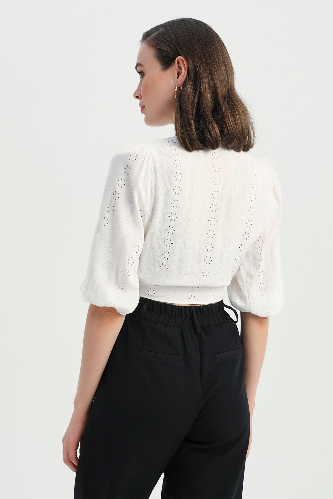 Vatkalı Önü Düğmeli V Yaka Bluz Ekru