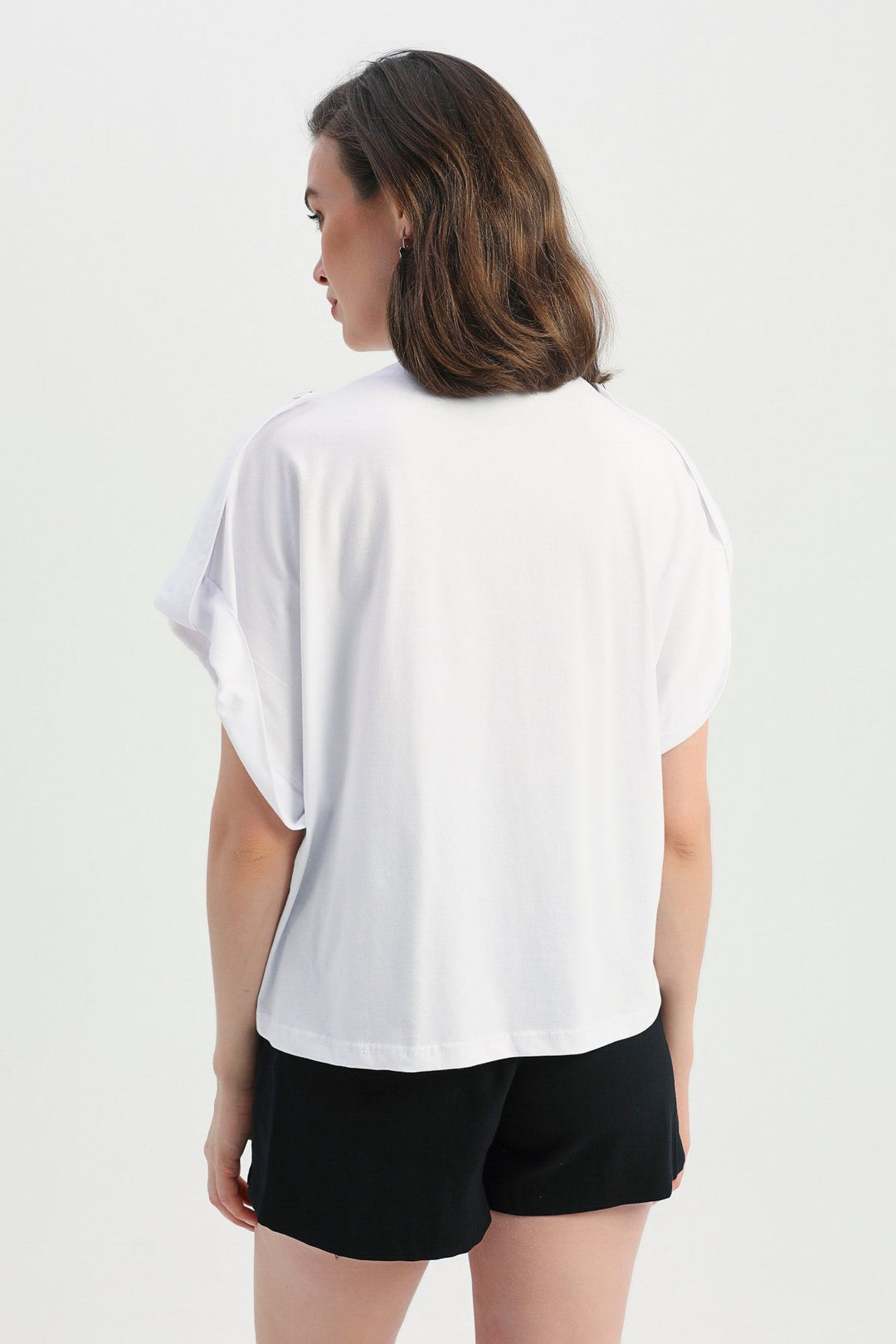 Apoletli Aksesuar Detaylı Baskılı Tişört Beyaz
