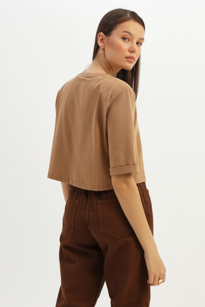 Vatkalı Zincir Aksesuarlı Crop Tişört Kahverengi