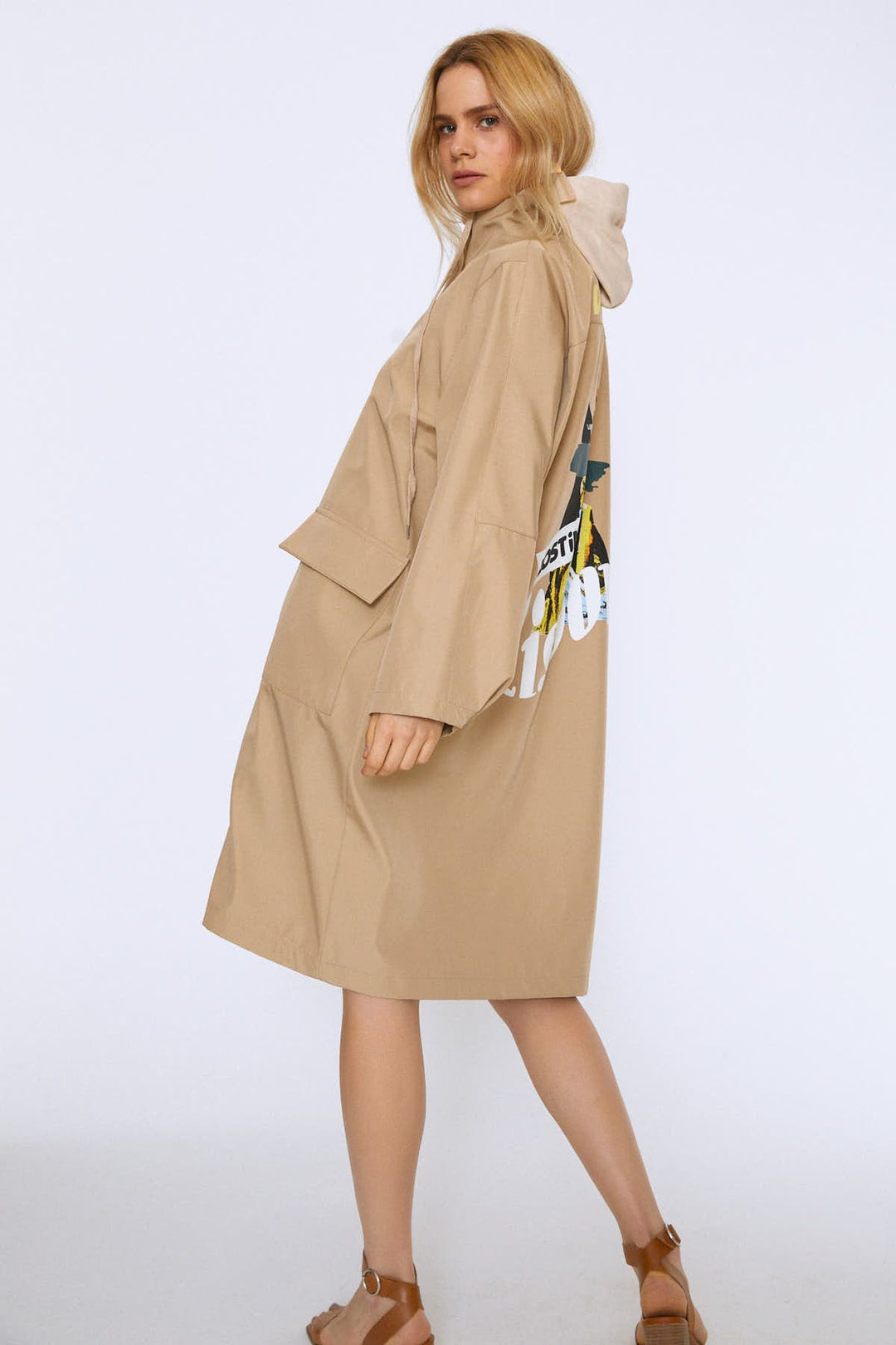 Arkası Baskılı Kapüşonlu Uzun Trençkot Bej