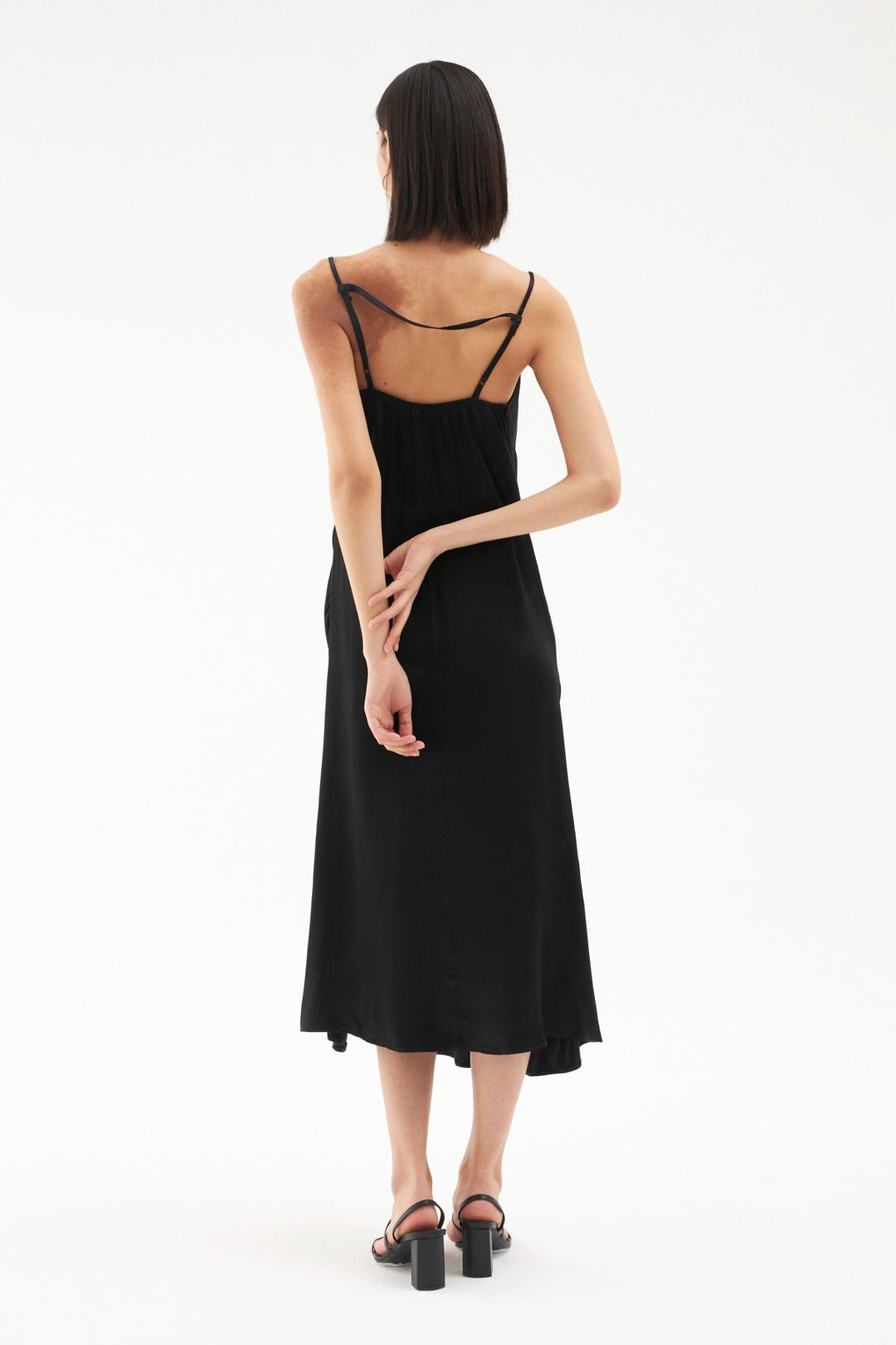 Degaje Yaka Yırtmaçlı Midi Boy Elbise Siyah