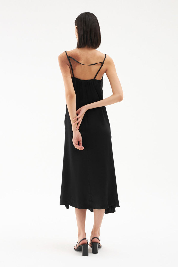 Degaje Yaka Yırtmaçlı Midi Boy Elbise Siyah